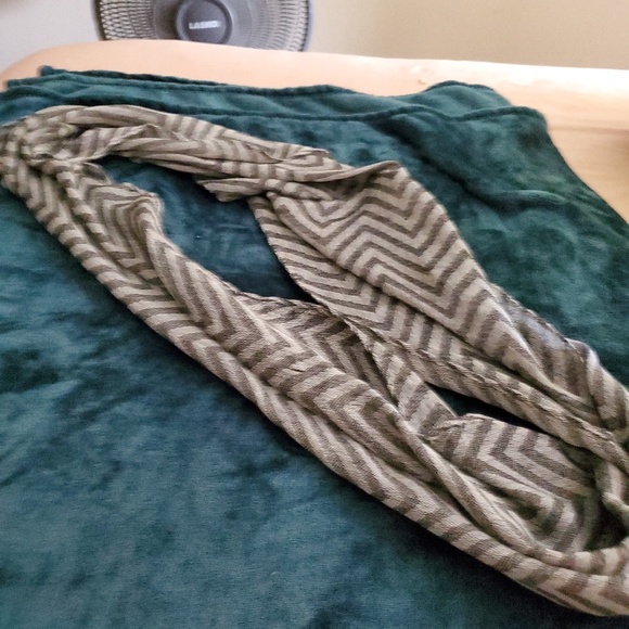 Scarves - Picture 3 of 6